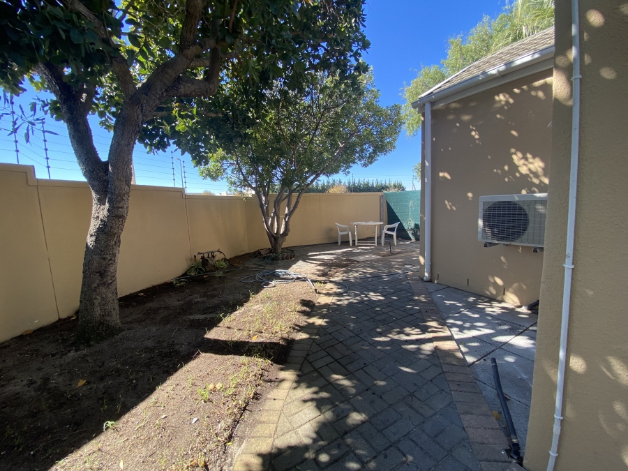 To Let 1 Bedroom Property for Rent in Table View Western Cape